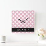 Reloj Cuadrado Puntos rosados de polka, patrón de puntos de polka<br><div class="desc">Patrón de puntos polka amables,  divertidos y adorables en color rosa y blanco. Un regalo moderno y de moda,  perfecto para el amante de la polka en su vida. Personalice agregando su nombre,  apodo,  monograma o iniciales.</div>