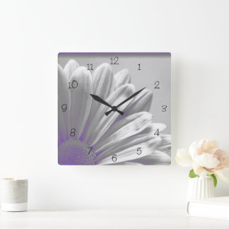 Reloj Cuadrado Púrpura floral resalta en gris