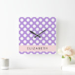 Reloj Cuadrado Púrpura puntos de polka, patrón de puntos de polka<br><div class="desc">Patrón de puntos polka amables,  divertidos y adorables en color morado y blanco. Un regalo moderno y de moda,  perfecto para el amante de la polka en su vida. Personalice agregando su nombre,  apodo,  monograma o iniciales.</div>