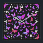 Reloj Cuadrado Púrpura Rosa Psicodélico Funky Butterfly Pop Art<br><div class="desc">Mariposas psicodélicas rosas y violetas de diferentes formas, tamaños y tonos adornan este moderno reloj de pared, un regalo perfecto para chicas de todas las edades. La mariposa es un símbolo de esperanza y nueva vida y una gran manera de difundir vibraciones frescas. Este reloj de pared de chicas rosado...</div>