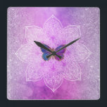 Reloj Cuadrado *~* Purpurina Acuarela Mariposa de yoga Mandala<br><div class="desc">Reloj de pared cuadrado - Energía mejorada por Anna Rosa: === Mística espléndida acuarela Abstracta Texturas Celestiales sonadas por el Purpurina de imitación Magenta Pink Lavender Púrpura Mezclado con un elaborado Mandala meditativo blanco con una Magenta y Mariposa Azul Turquesa dorada y Mariposa Rosa. Este diseño tiene muchos aspectos espirituales...</div>