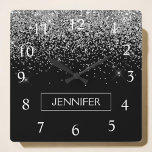 Reloj Cuadrado Purpurina negro plateado Monograma Girly Nombre<br><div class="desc">Reloj de nombres de monograma de Purpurina de espuma plateado y negro. Esto hace que el dulce perfecto cumpleaños 16,  boda,  ducha de novia,  aniversario,  ducha de bebé o fiesta de soltera sea regalo para alguien que ama el lujo glam y los estilos de moda.</div>