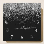 Reloj Cuadrado Purpurina negro plateado Script Monograma Nombre d<br><div class="desc">Reloj de nombres de monograma de Purpurina de guion de esparkle plateado y negro. Esto hace que el dulce perfecto cumpleaños 16,  boda,  ducha de novia,  aniversario,  ducha de bebé o fiesta de soltera sea regalo para alguien que ama el lujo glam y los estilos de moda.</div>