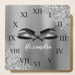 Reloj Cuadrado Purpurina plateado Sparkle Eyelashes Monograma<br><div class="desc">Purpurina de espuma metálica Relieve metalizado Plata Pinceladas Monograma Metalizado con nombre y pestañas iniciales (Lashes), Extensiones de Eyelash y reloj de pared tierno de los ojos. El diseño hace que el dulce perfecto 16 cumpleaños, boda, ducha de novia, aniversario, ducha de bebé o fiesta de soltera sea regalo para...</div>