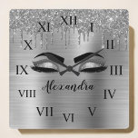 Reloj Cuadrado Purpurina plateado Sparkle Eyelashes Monograma Nom<br><div class="desc">Purpurina de Espuma Metálica de Relieve metalizado Faux Plateado Cepillado Nombre de Monograma Metalizado y Cenizas oculares iniciales (Lantazos), Extensiones de Eyelash y reloj de pared lindo. El diseño hace que el dulce perfecto cumpleaños 16, boda, ducha de novia, aniversario, ducha de bebé o despedida de soltera sea un regalo...</div>