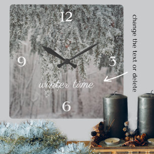 Reloj Cuadrado Ramas escarpadas y un bosque cubierto de nieve