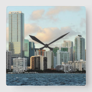 Reloj Cuadrado Rascacielos de Miami contra el cielo claro ancho