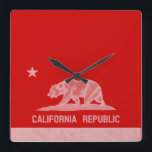 Reloj Cuadrado República de California (Blanco)<br><div class="desc">La bandera del oso es la bandera oficial del estado de California. El precursor de la bandera ondeó por primera vez durante la Revuelta de la Bandera de Oso de 1846 y también se le conocía como la Bandera de Oso.</div>