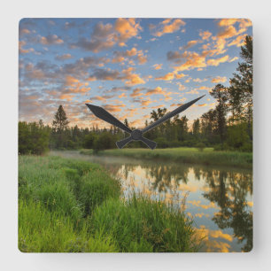 Reloj Cuadrado Río Whitefish con bonitas nubes de sol