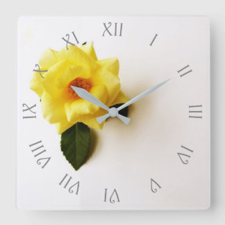 Reloj Cuadrado Rosa Amarilla con escritura gris blanca Wc romano