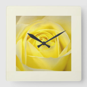 Reloj Cuadrado Rosa Amarilla en Primer Plano