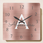 Reloj Cuadrado Rosa de Rubor - nombre metálico del monograma del<br><div class="desc">Rosa de Rubor - falso nombre del monograma del Relieve metalizado del acero inoxidable del oro color de rosa y reloj de pared personalizado único de encargo inicial para la casa o la oficina. El reloj de pared hace el navidad o el dulce perfecto regalo de 16, décimo octavo, 21ro,...</div>