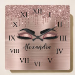 Reloj Cuadrado Rosa Purpurina dorado Esparkle Eyelashes Monograma<br><div class="desc">Rosa Relieve metalizado Faux Metálico Espuma Purpurina Cepillado Monograma Metalizado y Encendido Inicial (Lashes), Extensiones Eyelash y Eyes Rubor Pink pared reloj lindo. El diseño hace que el dulce perfecto 16 cumpleaños, boda, ducha de novia, aniversario, ducha de bebé o fiesta de soltera sea regalo para alguien que busca un...</div>