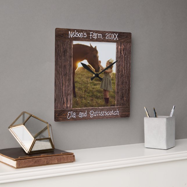 Reloj Cuadrado Rustic Brown Wood Text Editable Faux Photo Frame (Oficina)