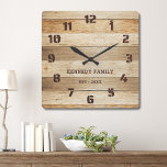 Reloj Cuadrado Rústico Pallet Madera Familia Nombre Farmhouse<br><div class="desc">Sencillo reloj de pared rústico de una casa de campo de madera personalizado con nombre familiar y año establecido. Hace un regalo para el cambio de hogar,  las vacaciones y los bodas.</div>