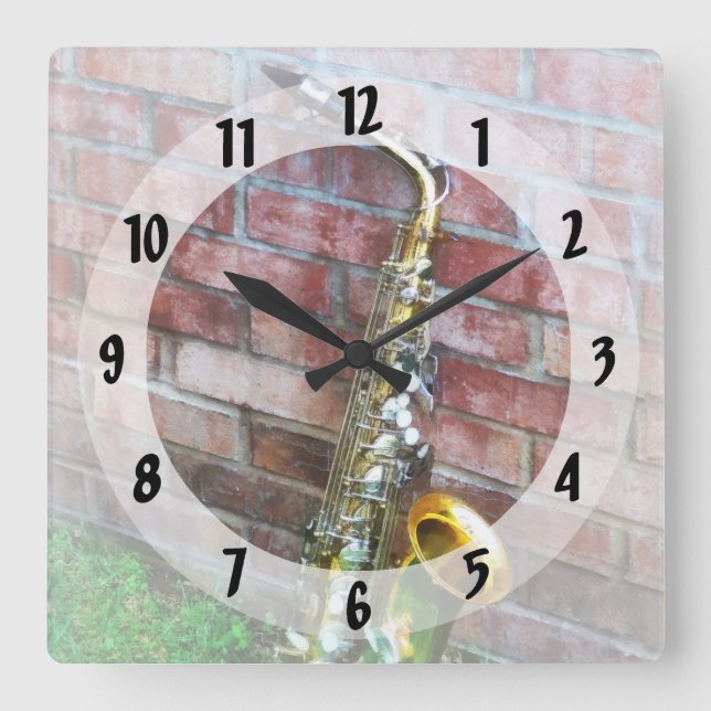 Reloj Cuadrado Saxofón contra ladrillo (Anverso)
