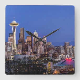 Reloj Cuadrado Seattle, centro y Mt. Rainier al anochecer