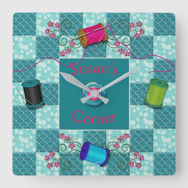 Reloj Cuadrado SEWING/QUILT CLOCK - PERSONALIZE WITH NAME in Pink (Anverso)