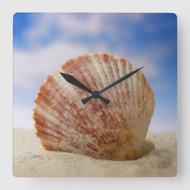 Reloj Cuadrado Shell apoyado en la arena (Anverso)
