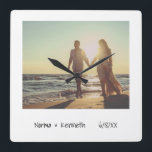 Reloj Cuadrado Simple y moderna foto en blanco y negro recién cas<br><div class="desc">Reloj de pared divertido que imita el aspecto de una foto instantánea. Este fresco reloj de pared presenta un diseño mínimo y un filtro sobre tu foto para darle un aspecto retro y envejecido (el filtro se puede cambiar o quitar haciendo clic en el botón personalizar). Hace un gran regalo...</div>