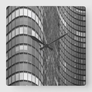 Reloj Cuadrado Steel and glass curtain wall of modern