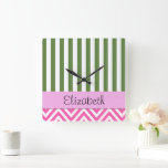 Reloj Cuadrado Su nombre - Patrón Zigzag, Chevron - Rosa blanco<br><div class="desc">Esta imagen presenta zigzag sin fisuras (chevron, zig zag, zigzag patrón) en color rosa y blanco. Esta imagen también presenta rayas sin fisuras (rayas). Las rayas son de color verde y blanco. Composición divertida y artística colorida. Una moderna y única obra de arte gráfico para los extravagantes modernistas que hay...</div>