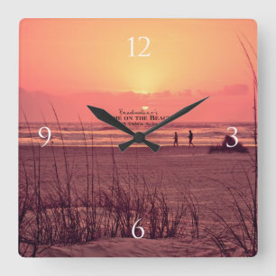 Reloj Cuadrado Sunrise over the Ocean Walking Couple