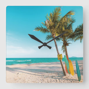 Reloj Cuadrado Surf board en la playa tirando almohada