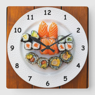 Reloj Cuadrado Sushi y Salmón Guay en una placa blanca