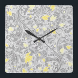 Reloj Cuadrado Swirly amarillo y gris moderno floral<br><div class="desc">El estampado de flores femenino moderno bonito que ofrecía remolinos del gris y amarillo y las flores en colores pastel elegantes del oro se entrelazó en un fondo gris más oscuro.</div>