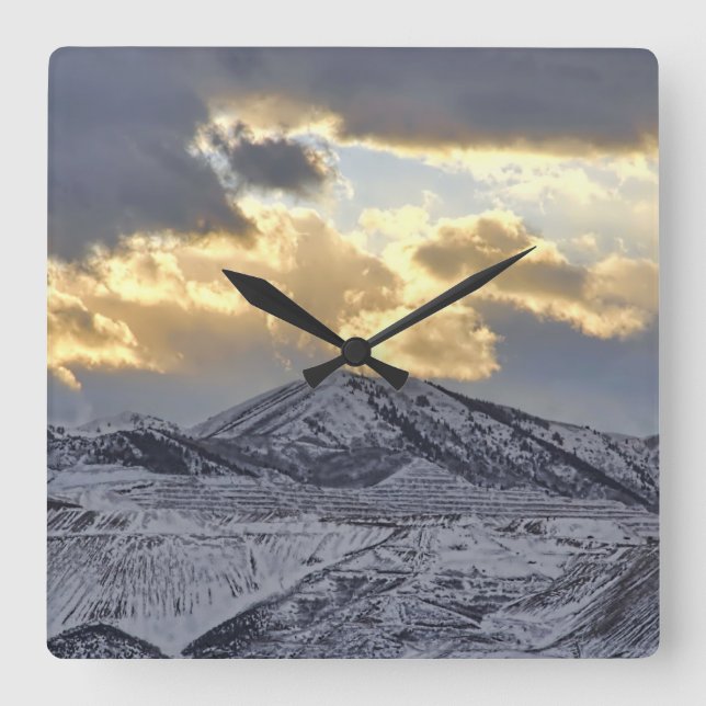 Reloj Cuadrado Tormenta de sol sobre montañas cubiertas de nieve (Anverso)