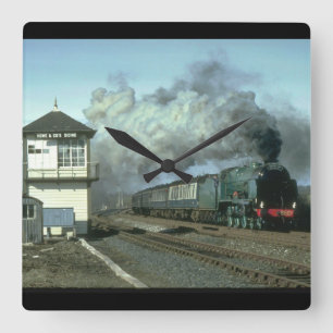 Reloj Cuadrado Tormentas de no. 850 a lo largo de los trenes de