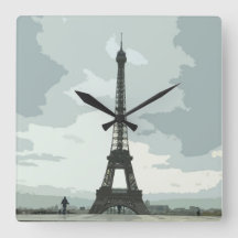 Torre Eiffel en una noche nublada