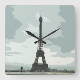 Reloj Cuadrado Torre Eiffel en una noche nublada