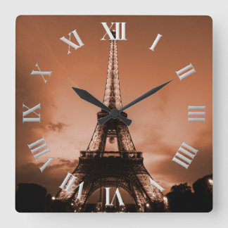 Reloj Cuadrado Torre Eiffel hermosa y elegante en el crepúsculo