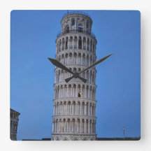 Torre inclinada al anochecer