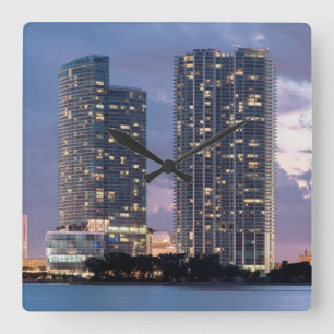 Reloj Cuadrado Torres del condominio en la costa en Miami