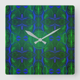 Reloj Cuadrado Traços azuis 'flutuando' sobre fundo verde.