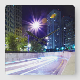 Reloj Cuadrado Tráfico borroso en la noche