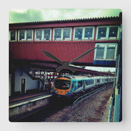 Reloj Cuadrado Tren azul claro , debajo del puente