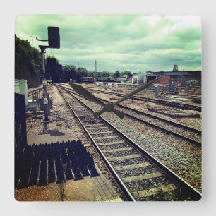 Reloj Cuadrado Trenes en el depósito
