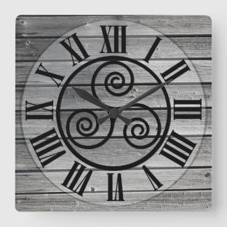 Reloj Cuadrado Triskelion Centrado En Imagen De Madera Mayor, Bla
