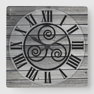 Reloj Cuadrado Triskelion centrado en la imagen de madera