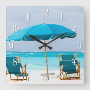 Reloj Cuadrado Two lounges on the ocean beach