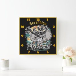 Reloj Cuadrado Un elefante feliz en la soleada playa