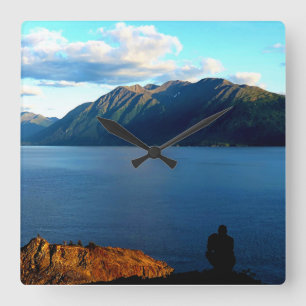 Reloj Cuadrado Un hombre se enreda pensando en la luz del atardec