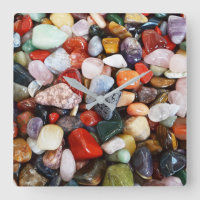 un montón de piedras de colores hermosos