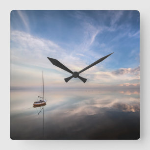 Reloj Cuadrado Un velero solitario en las aguas tranquilas de