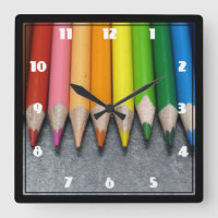 Una fila de lápices coloreados