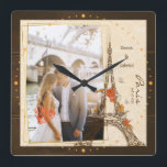 Reloj Cuadrado Una pareja romántica abrazándose cerca de la torre<br><div class="desc">Una pareja romántica abrazándose cerca de la torre del eiffel en el reloj de la pared de parís.</div>
